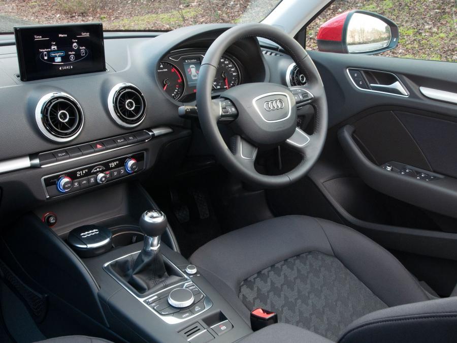 Интерьер Audi A3 Sportback 2.0 TDI (8V) 2013 года  (UK) (фото 7 из 9)